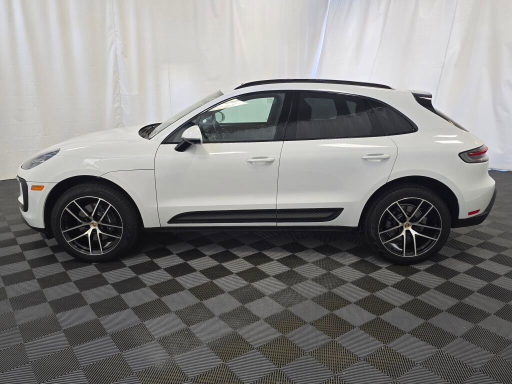 Certified 2024 Porsche Macan image 2