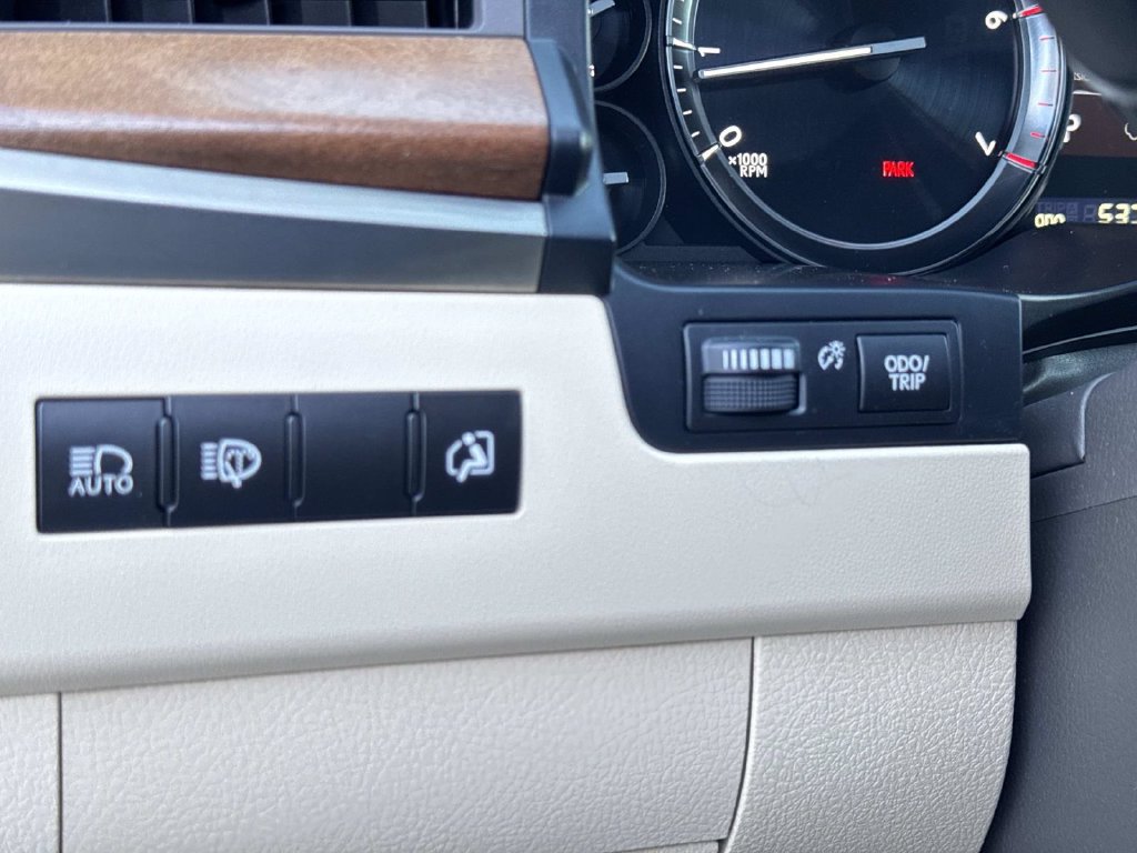 Used 2021 Lexus LX 570 4WD w/ Luxury Package image 32