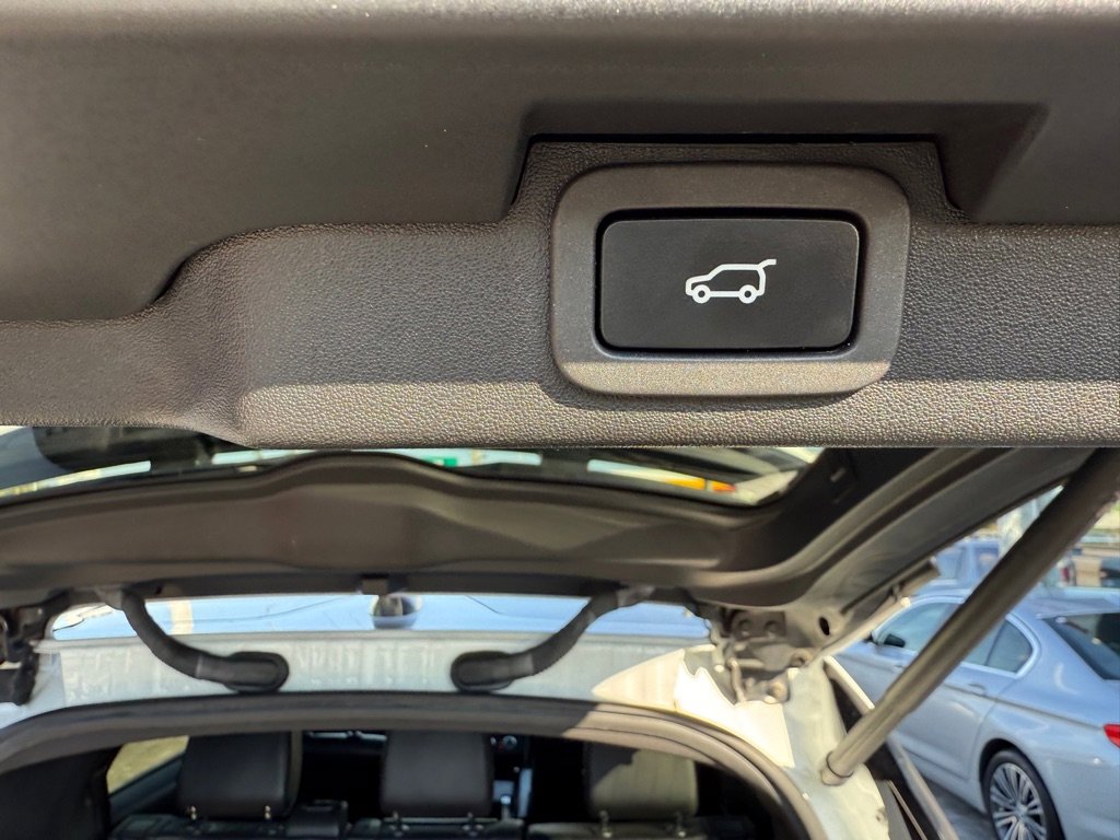 Used 2019 Land Rover Discovery SE image 9