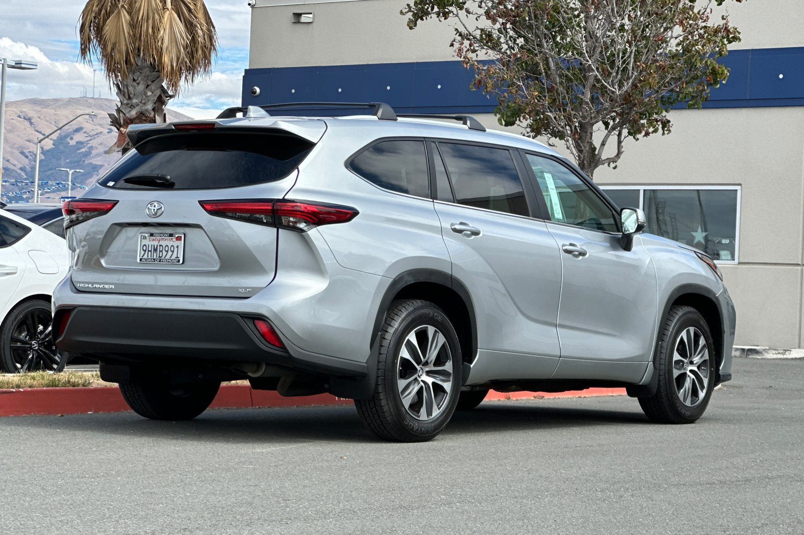 Used 2023 Toyota Highlander XLE FWD image 4