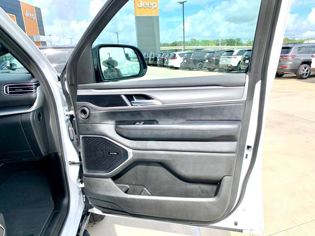 Used 2025 Jeep Wagoneer L Series II AWD/4WD image 29