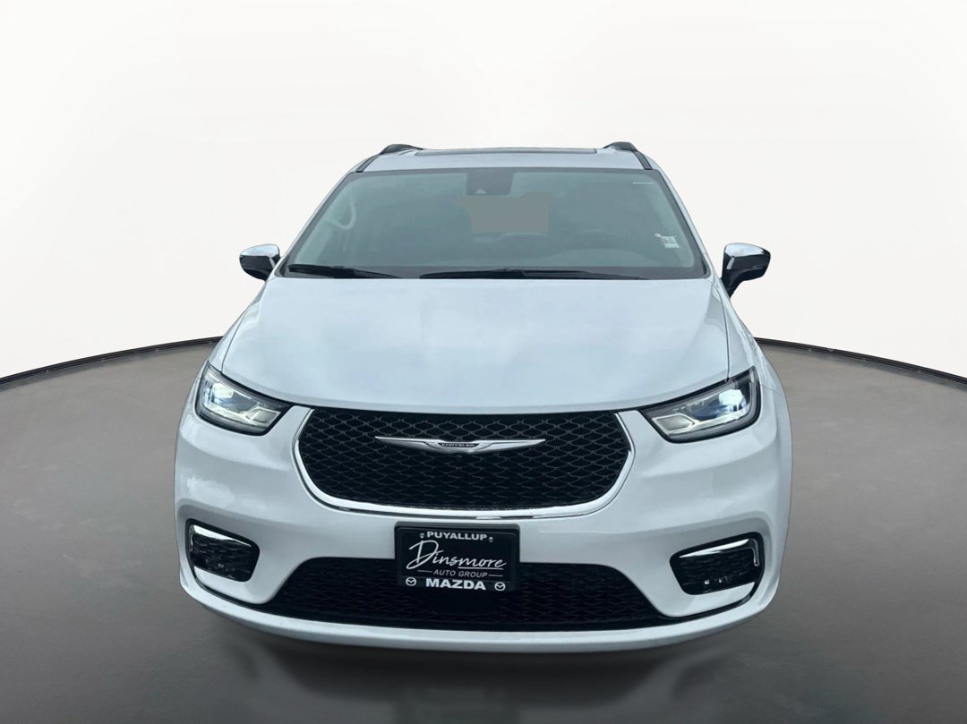 Used 2023 Chrysler Pacifica Limited w/ Uconnect Theater Family Group FWD image 8