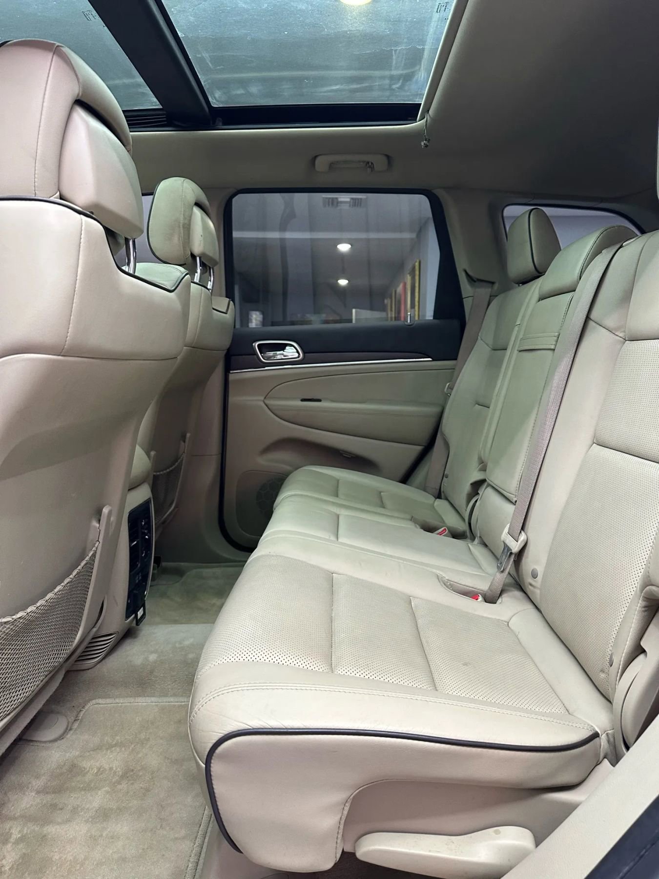 Used 2014 Jeep Grand Cherokee Overland w/ Advanced Technology Group image 26