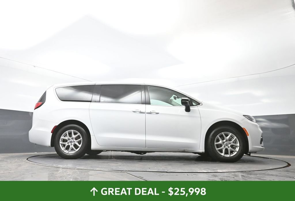 Used 2024 Chrysler Pacifica Touring-L image 52