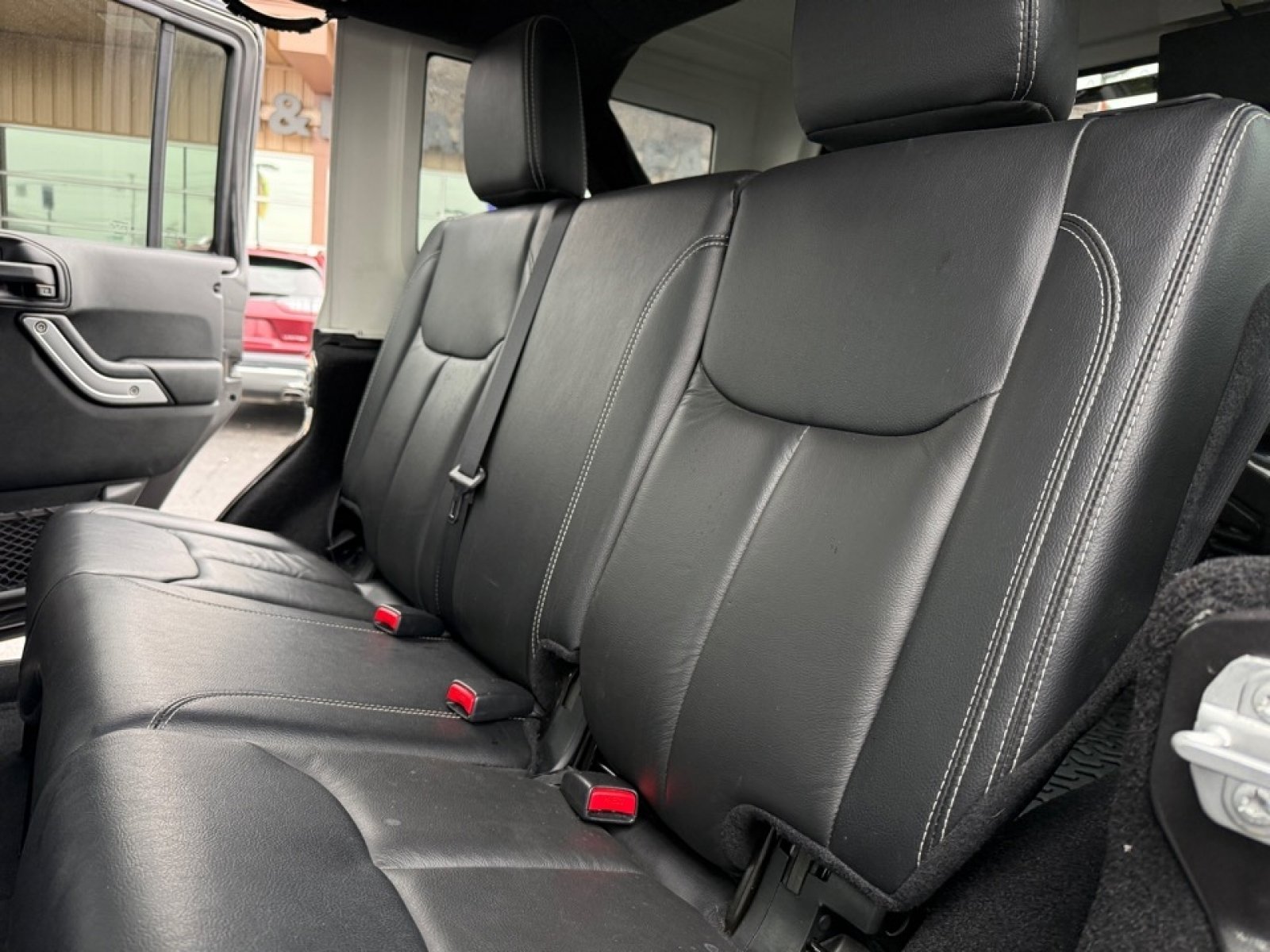 Used 2018 Jeep Wrangler Unlimited Sahara w/ Connectivity Group image 23