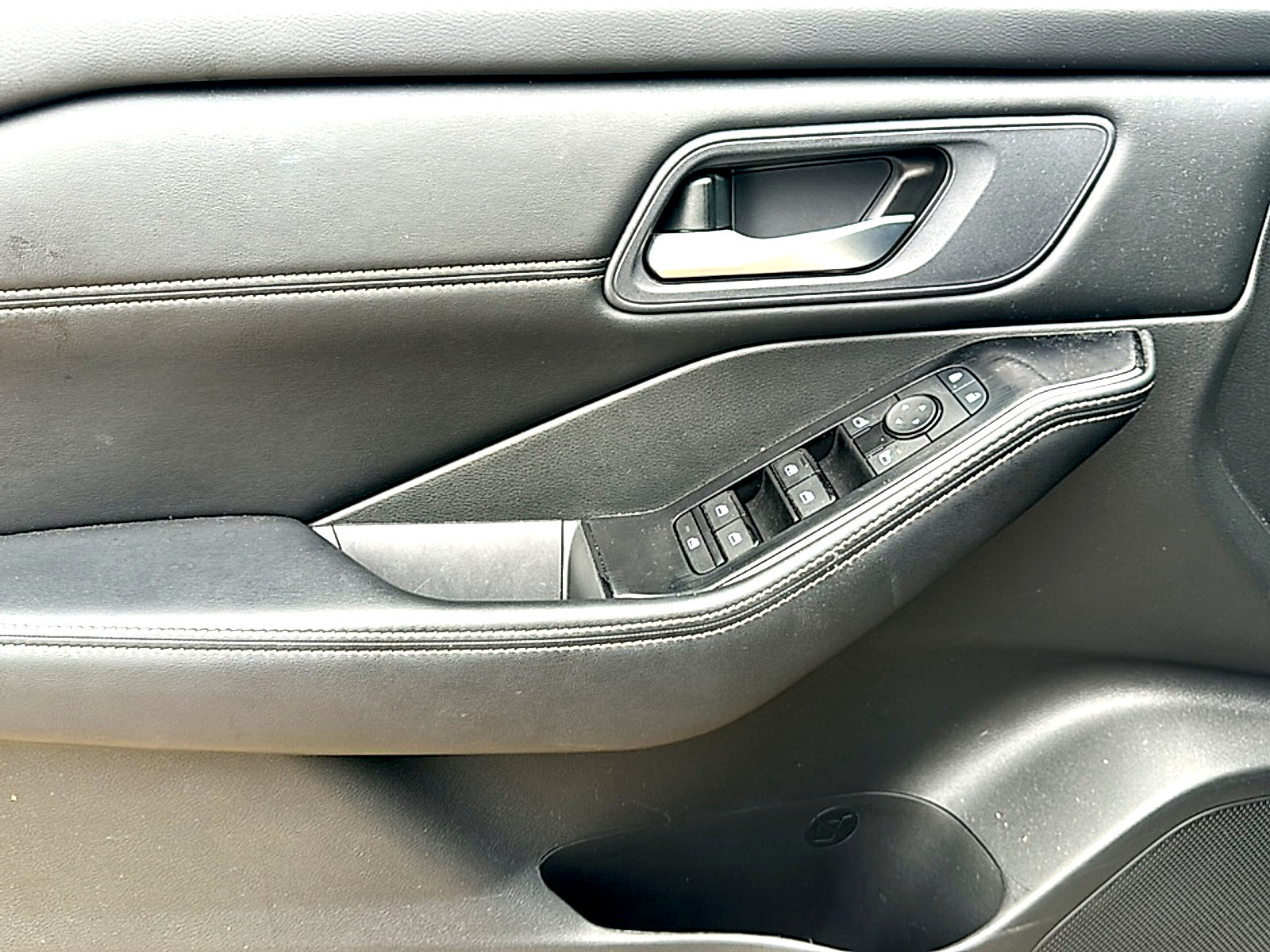 Used 2024 Nissan Rogue SV w/ SV Premium Package FWD image 8