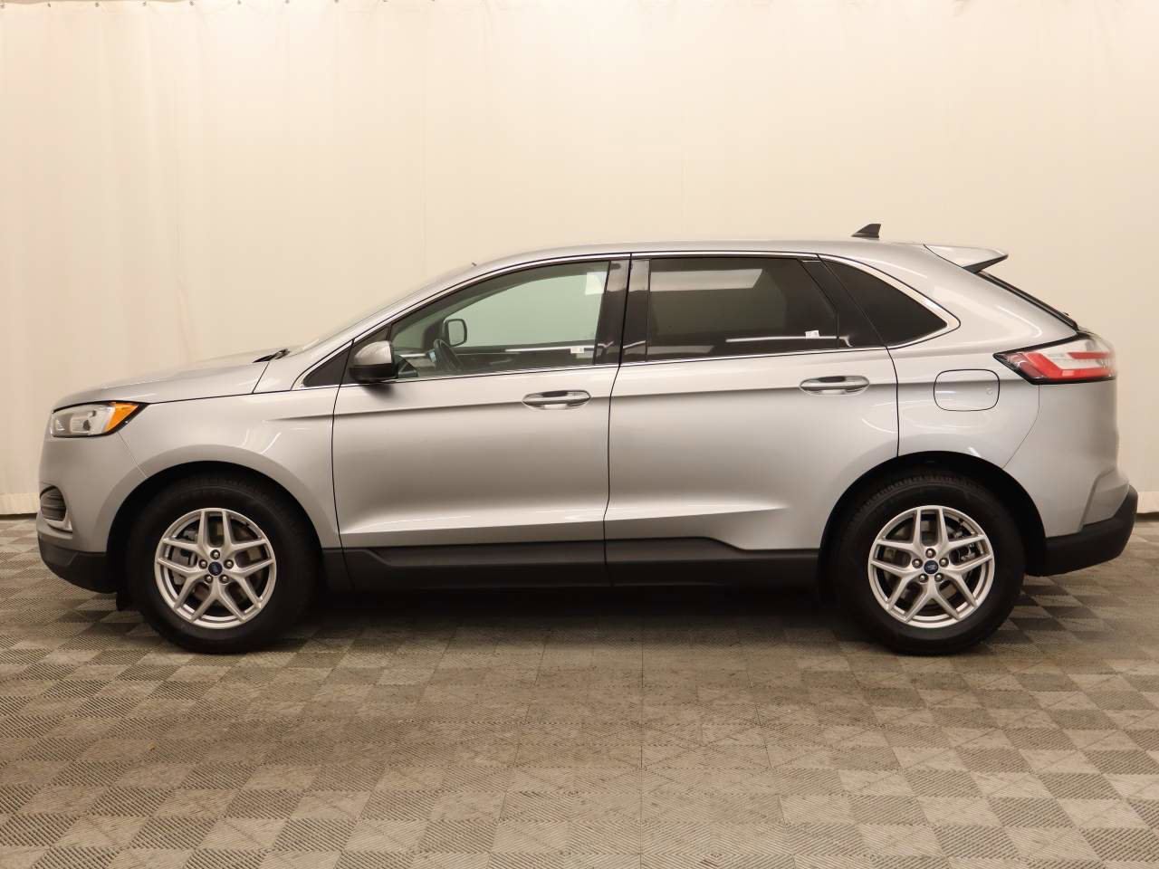 Used 2021 Ford Edge SEL image 2