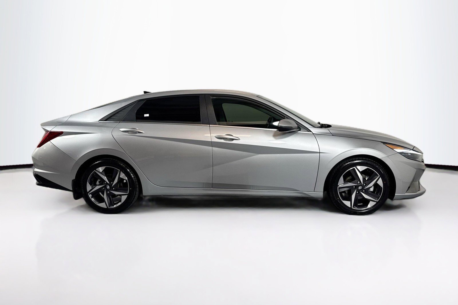 Used 2021 Hyundai Elantra Limited image 4