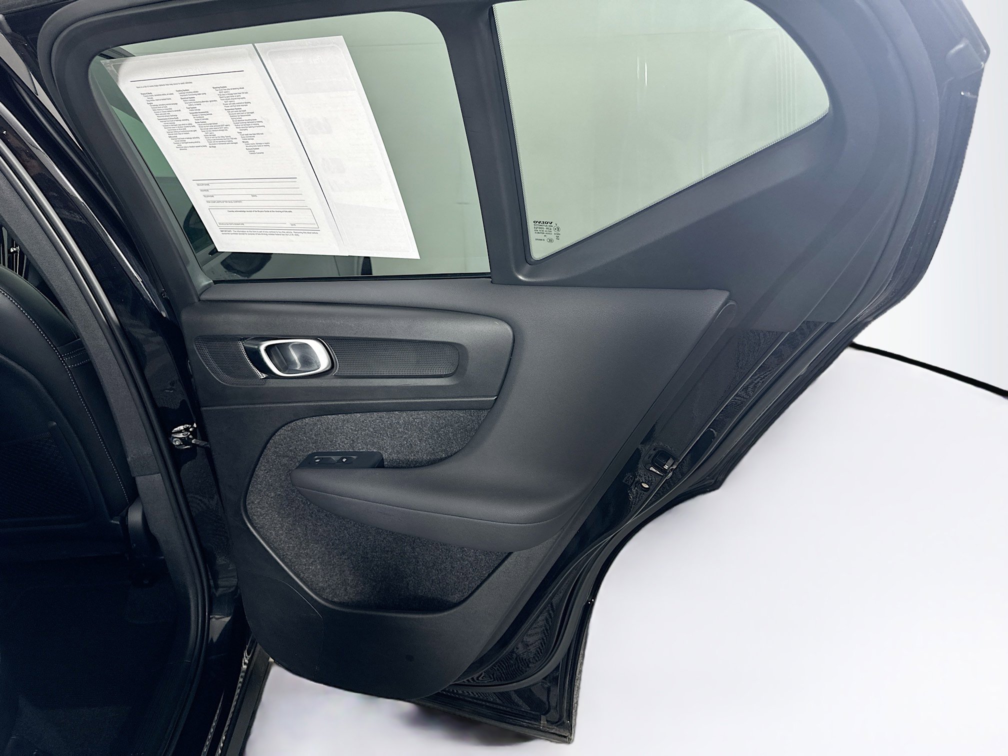 Used 2025 Volvo XC40 B5 Plus image 31