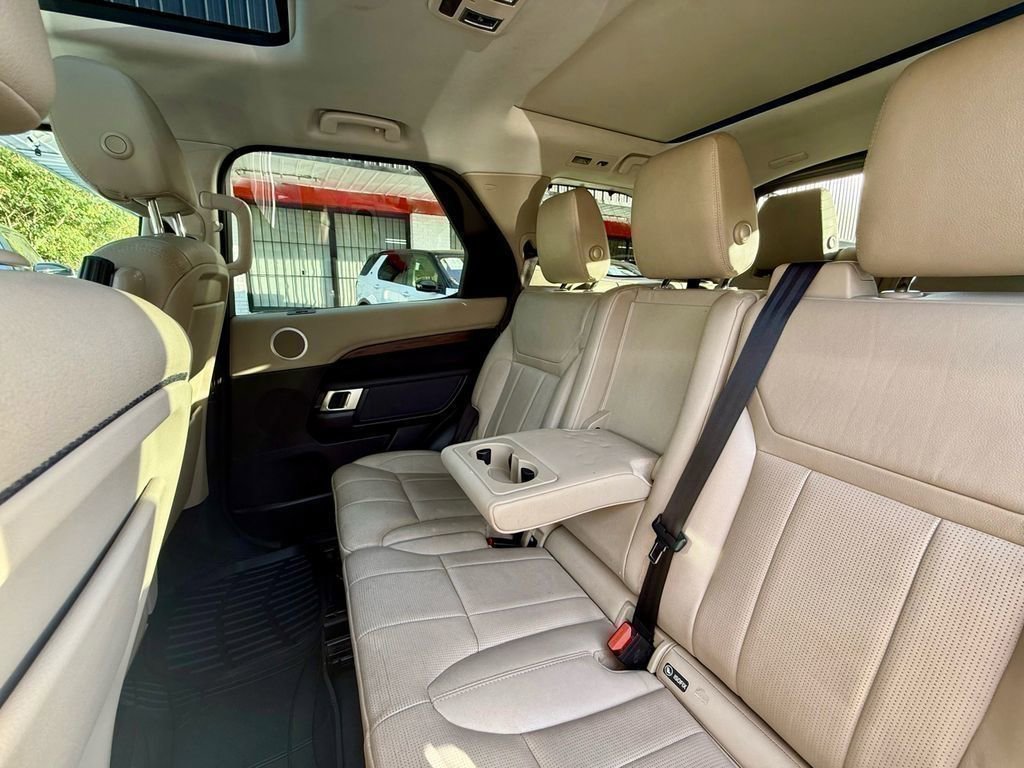 Used 2017 Land Rover Discovery HSE image 31