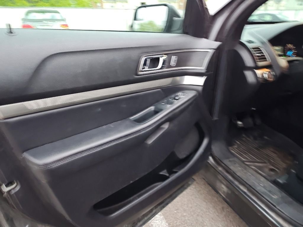 Used 2018 Ford Explorer XLT AWD/4WD image 7