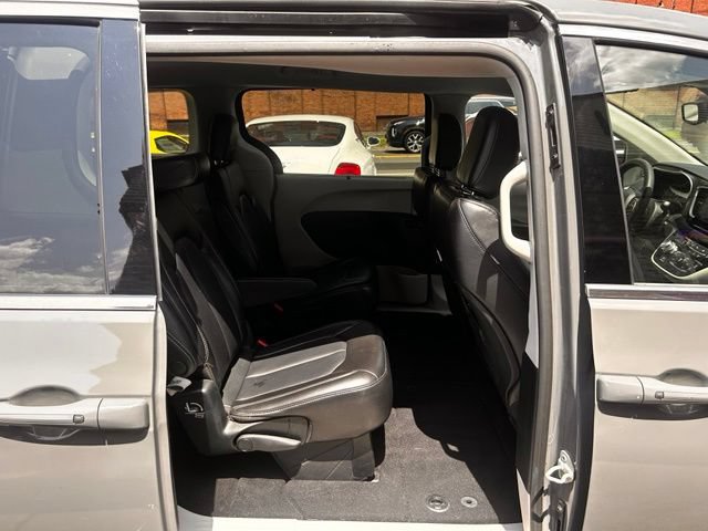 Used 2023 Chrysler Pacifica Touring-L FWD image 12