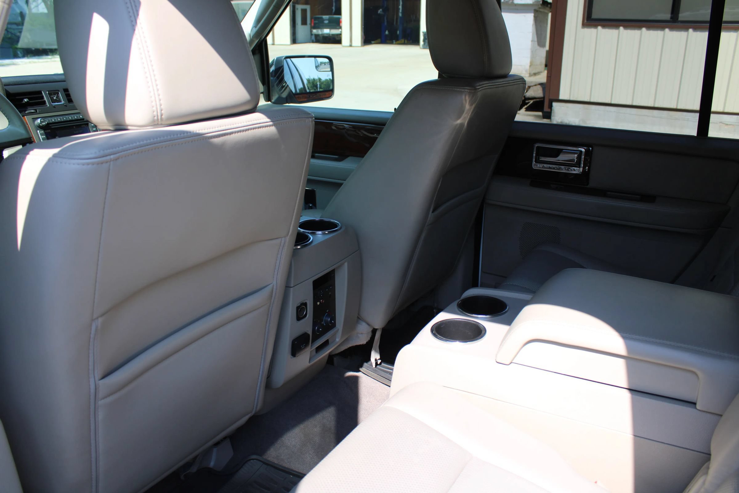 Used 2014 Lincoln Navigator L 4WD image 17