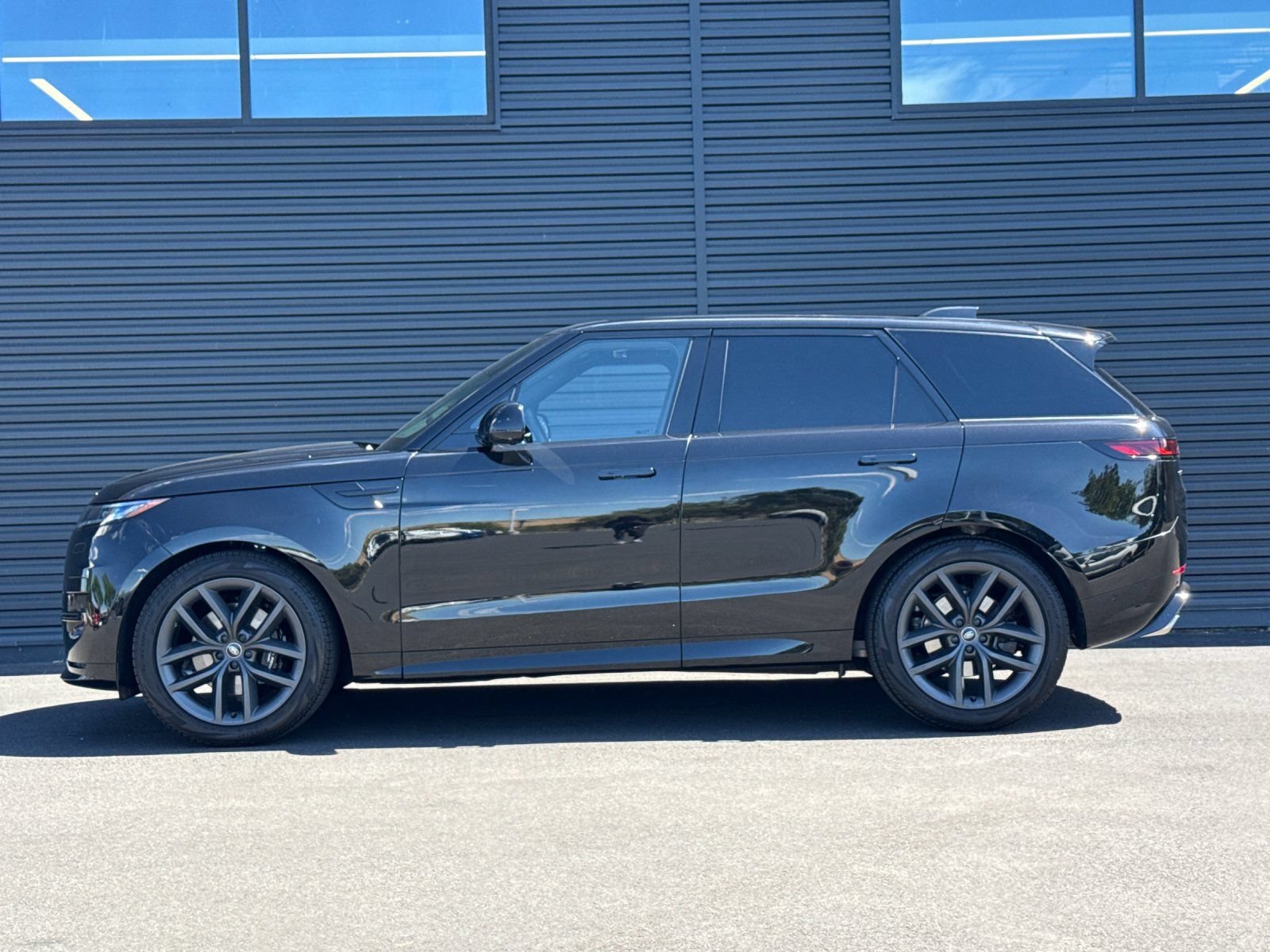 Used 2024 Land Rover Range Rover Sport Dynamic SE AWD/4WD image 3