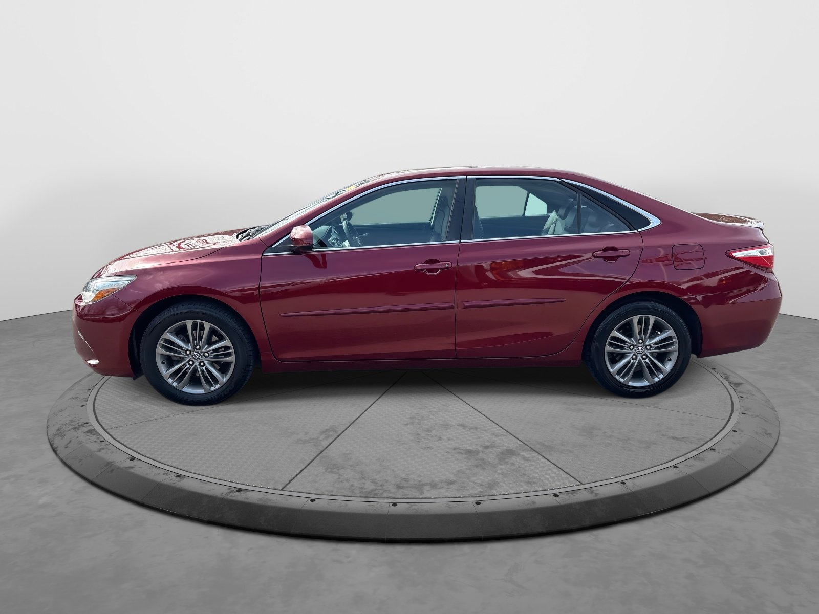 Used 2016 Toyota Camry SE image 5