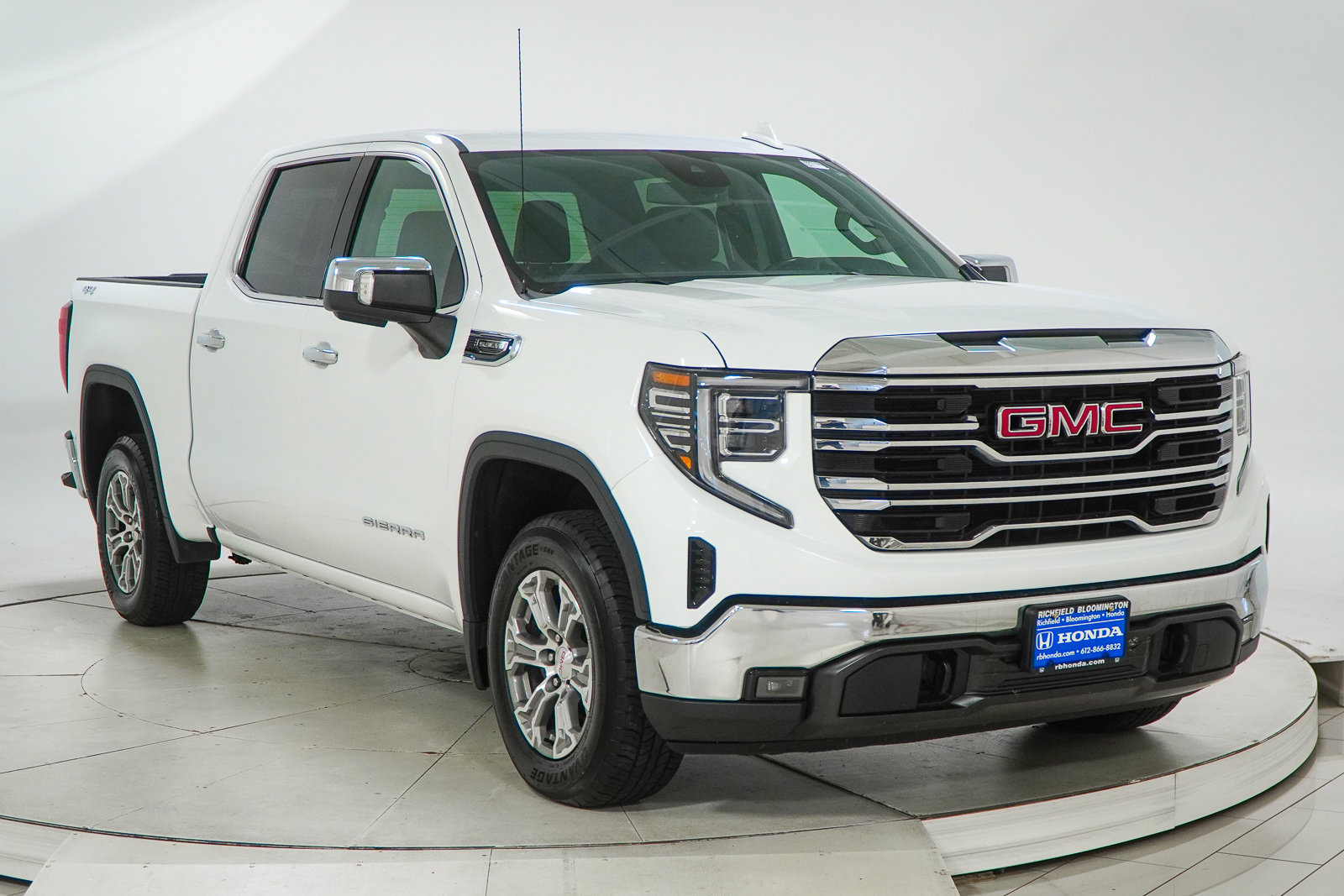 Used 2024 GMC Sierra 1500 SLT AWD/4WD image 13