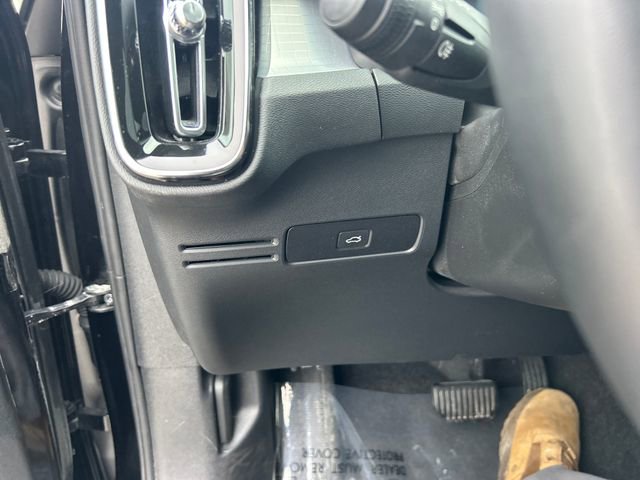 Used 2024 Volvo XC40 B5 Core image 26