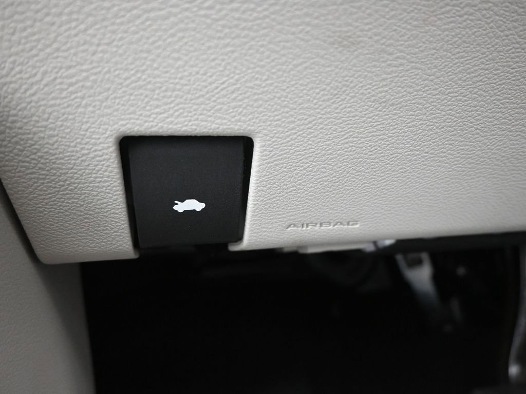 Used 2024 Chrysler Pacifica Touring-L image 22