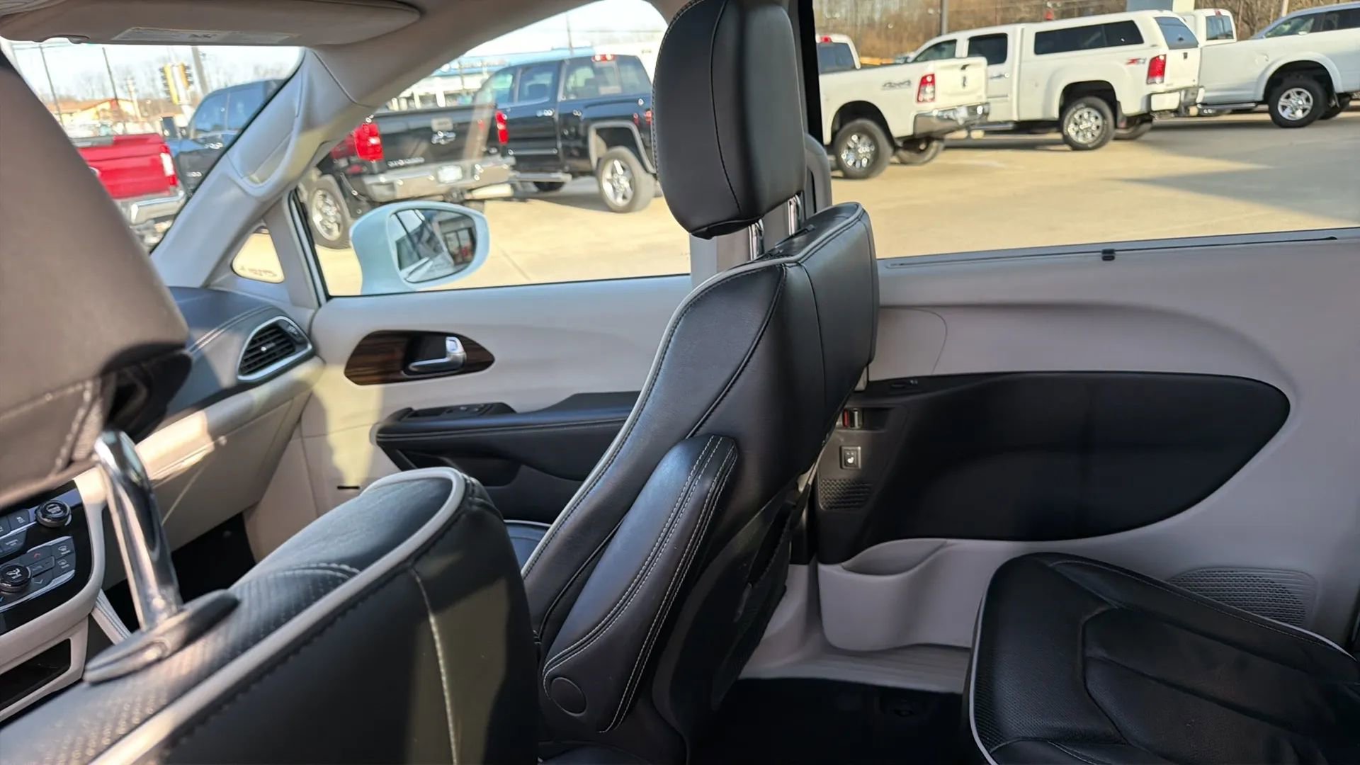 Used 2022 Chrysler Pacifica Limited image 48