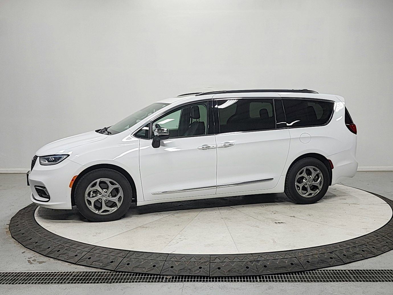 Used 2023 Chrysler Pacifica Limited image 4