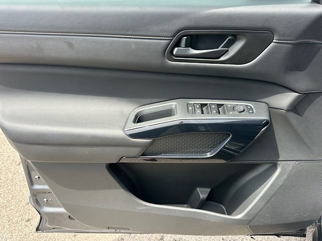 Used 2025 Nissan Pathfinder SV FWD image 16