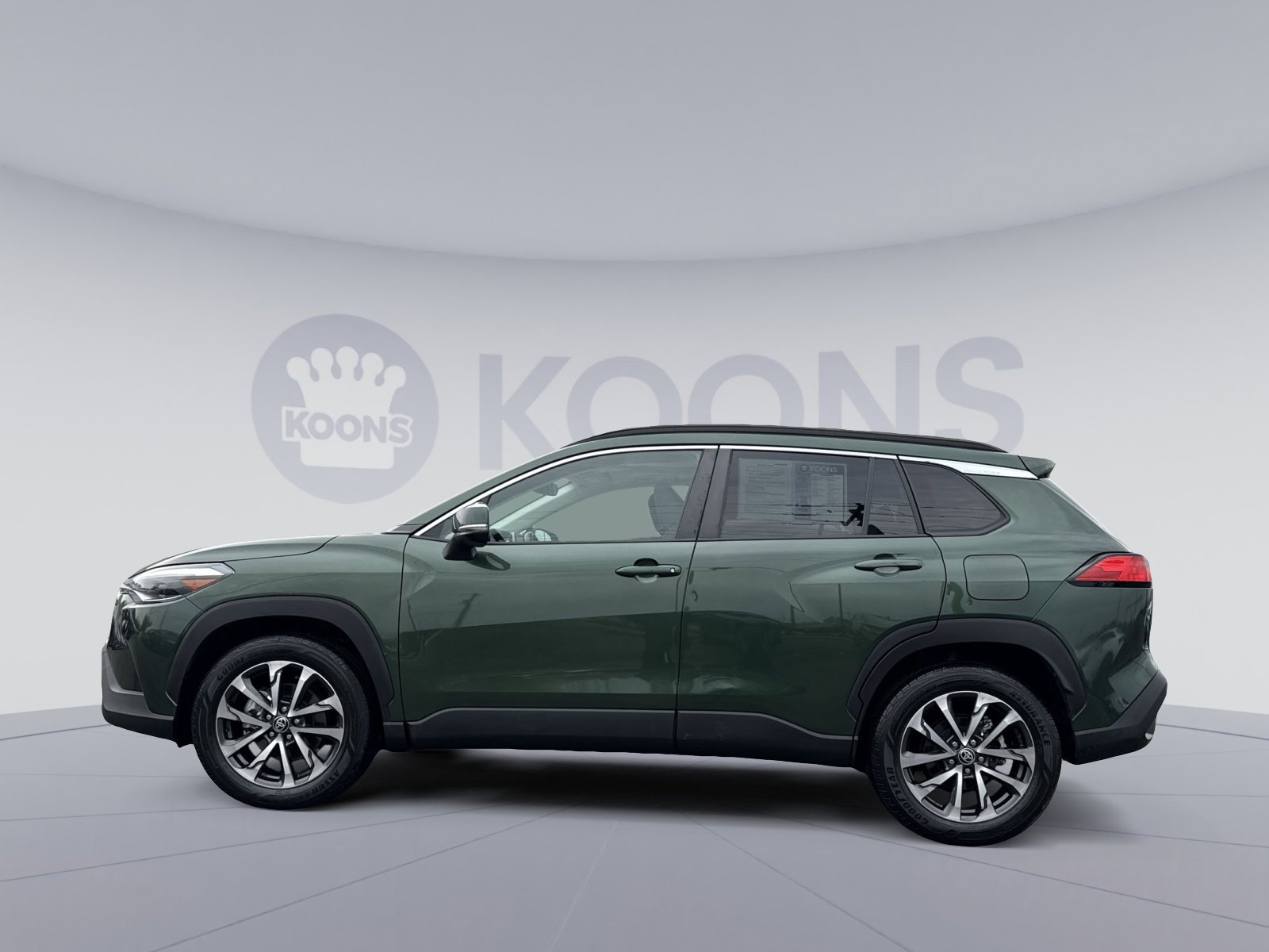 Used 2022 Toyota Corolla Cross XLE w/ Convenience Package image 2