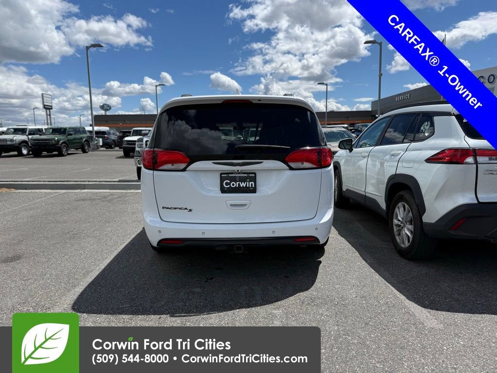 Used 2018 Chrysler Pacifica Touring-L FWD image 11