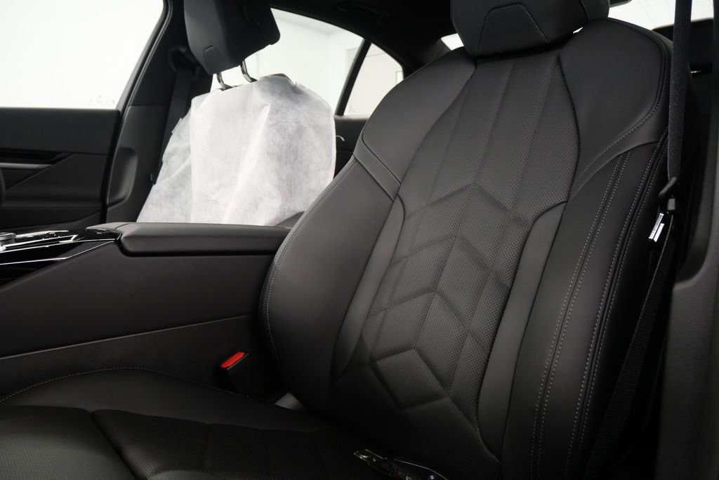 Used 2025 BMW 530i xDrive w/ Premium Package image 12