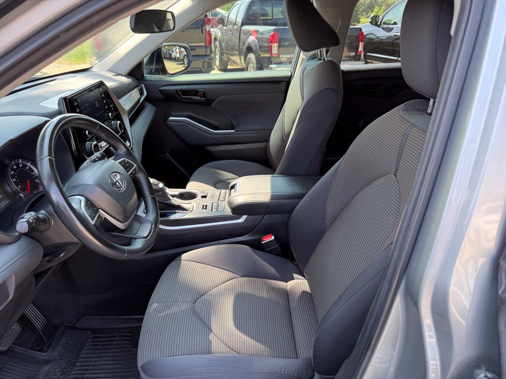 Used 2022 Toyota Highlander LE AWD/4WD image 11