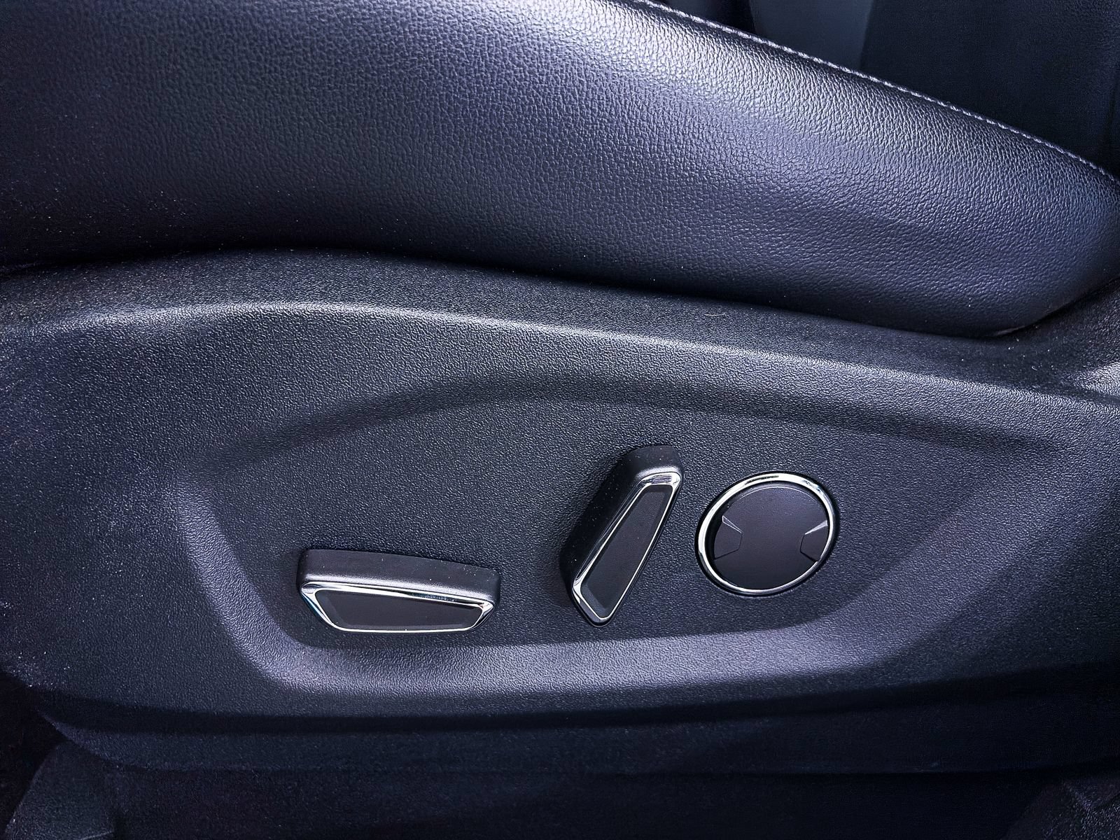 Used 2019 Ford Edge Titanium FWD image 19
