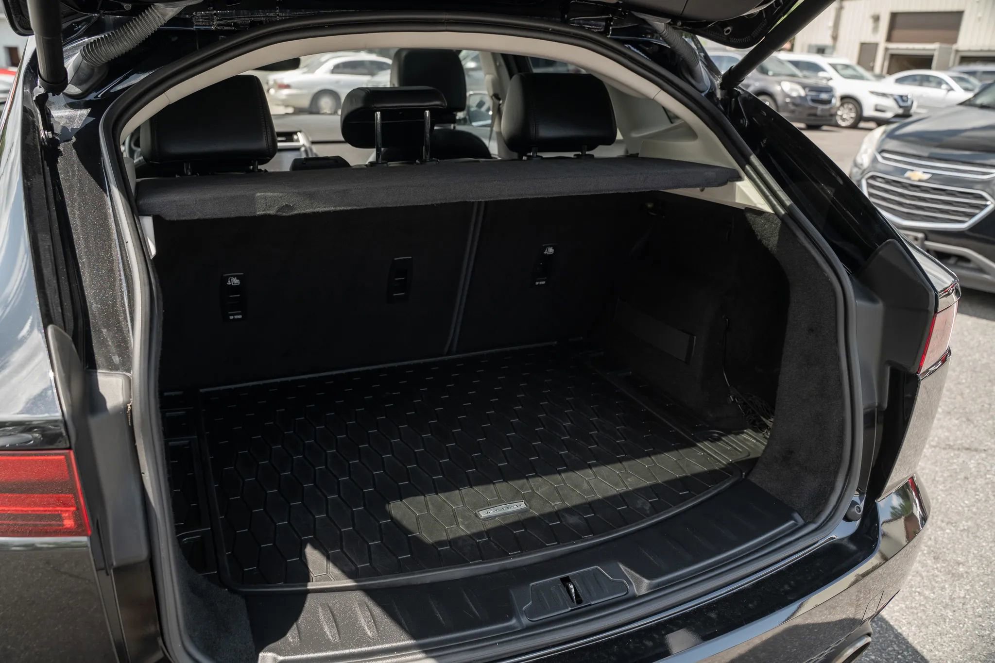 Used 2020 Jaguar E-PACE SE image 9