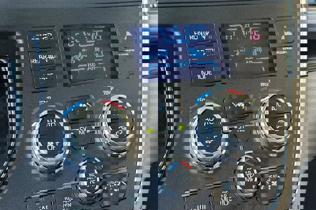 Used 2018 Toyota Sienna XLE FWD image 24