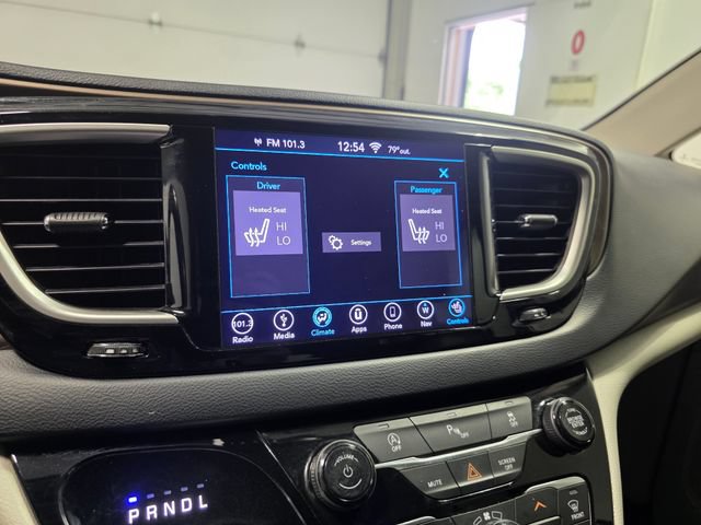 Used 2018 Chrysler Pacifica Touring-L FWD image 21
