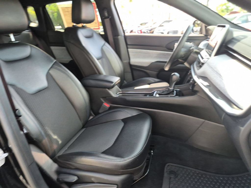 Used 2025 Jeep Compass Latitude w/ Sun & Sound Group AWD/4WD image 31