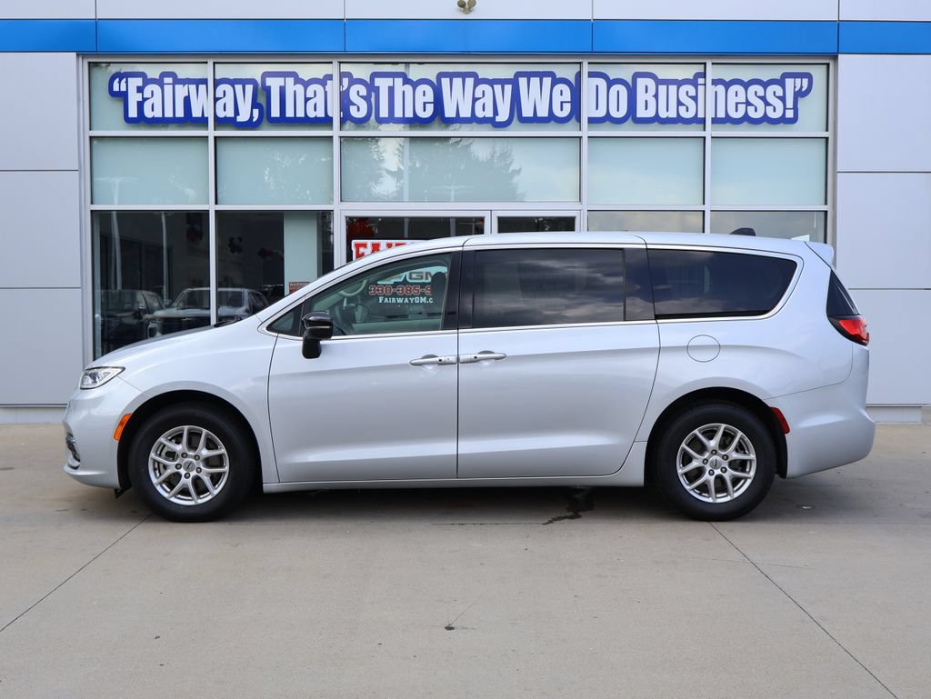 Used 2024 Chrysler Pacifica Touring-L FWD image 7