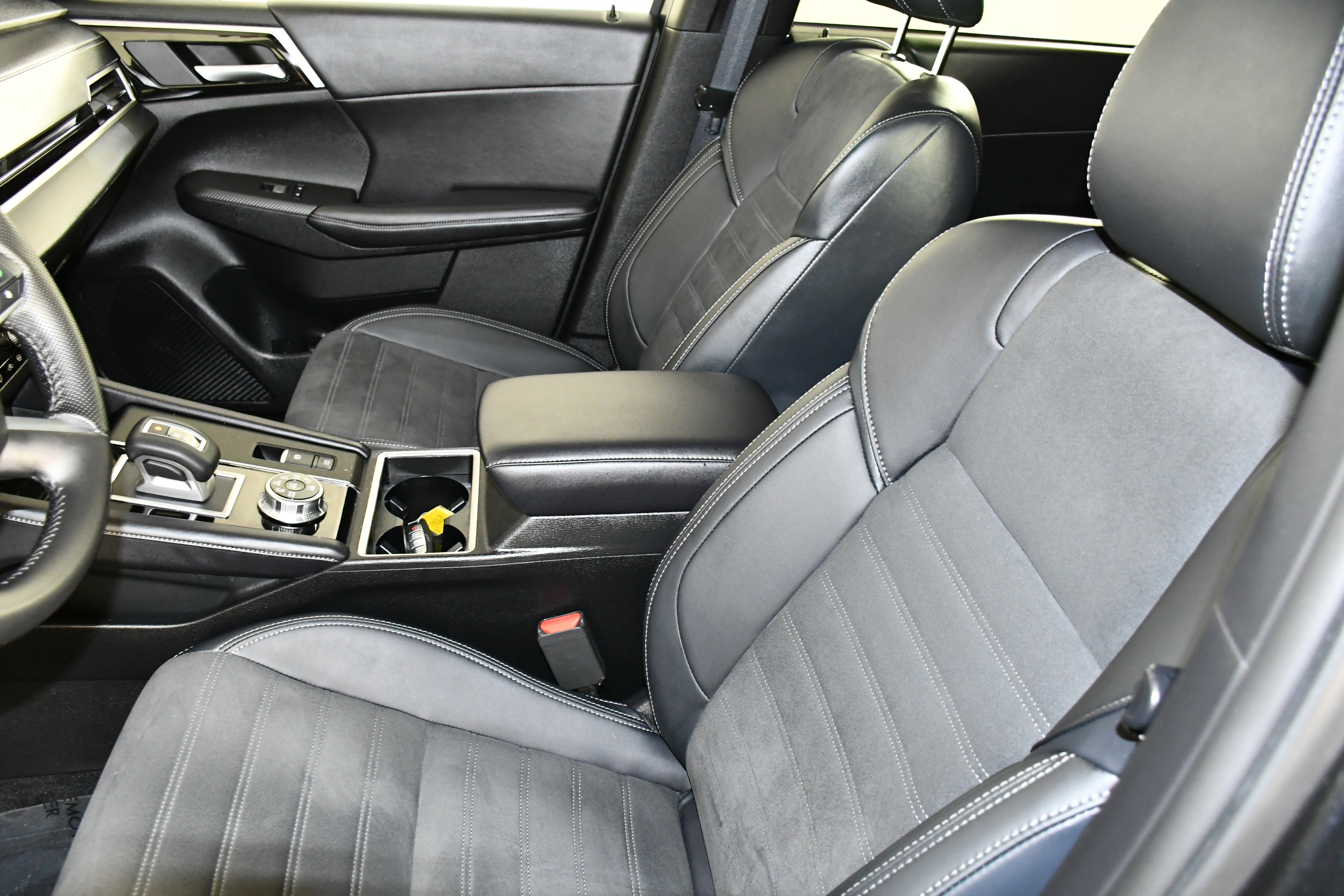 Used 2025 Mitsubishi Outlander SE image 32