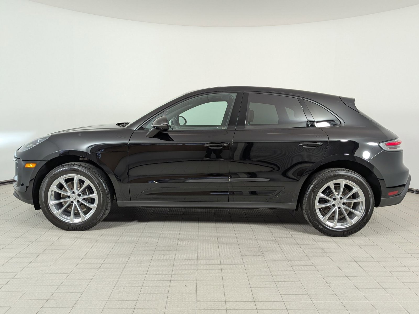 Certified 2025 Porsche Macan Turbo AWD/4WD image 2