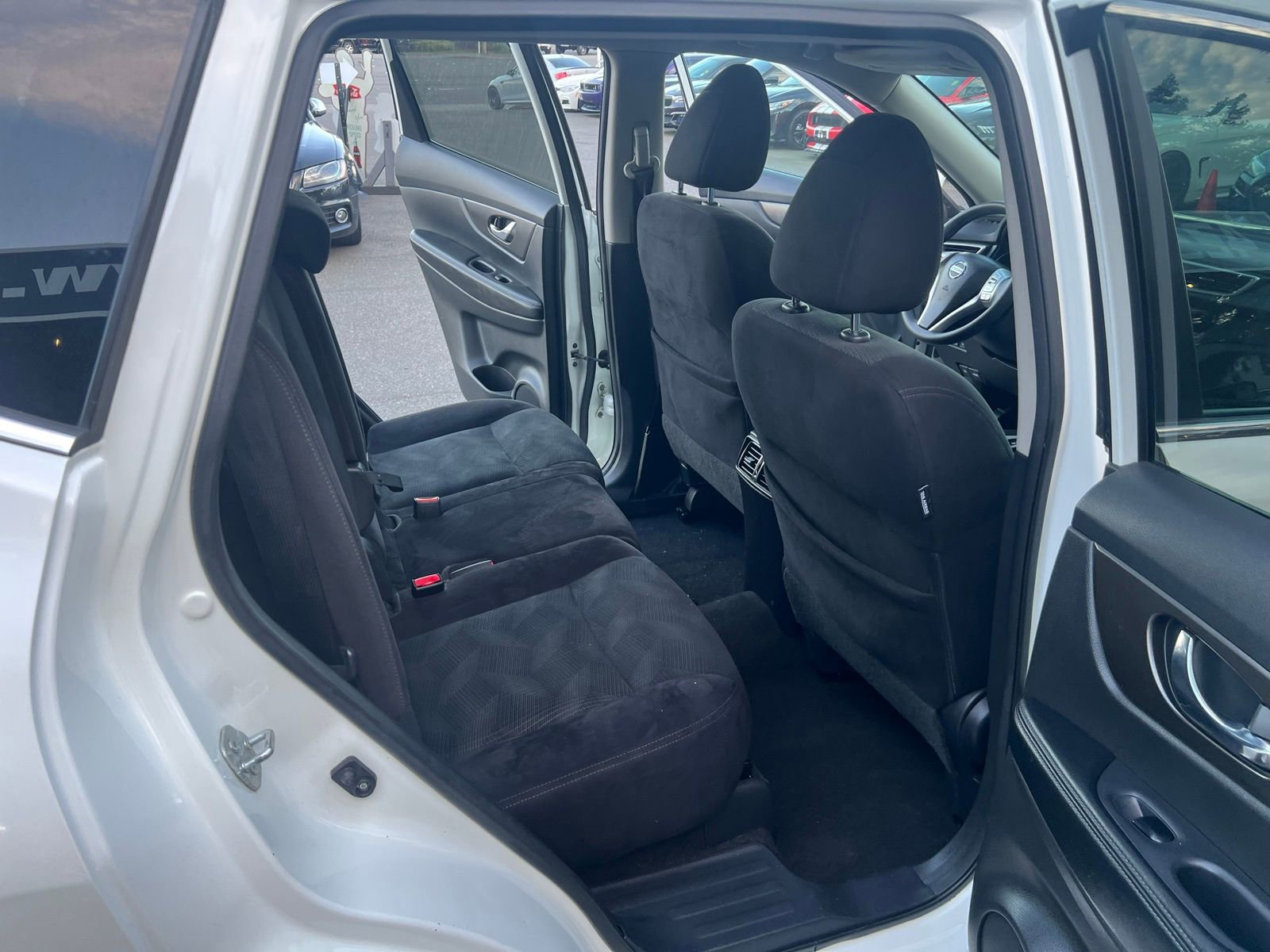 Used 2015 Nissan Rogue SV w/ SV Moonroof Package image 30