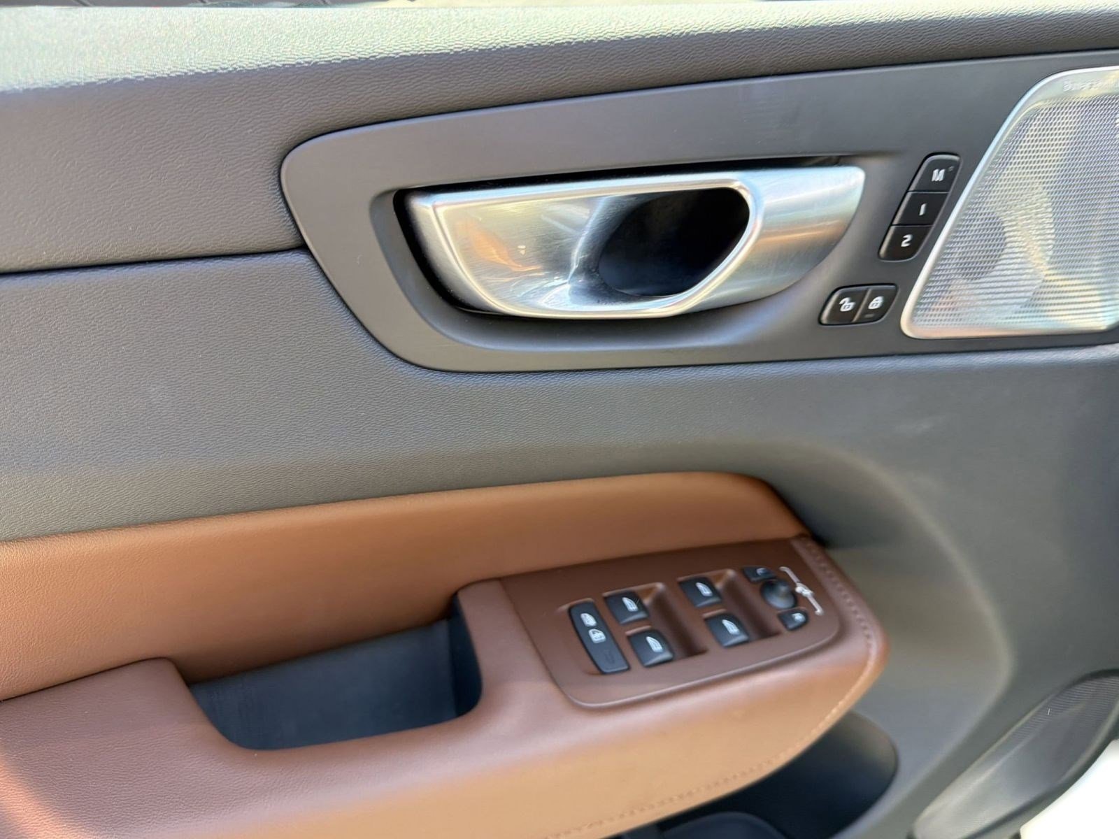 Certified 2024 Volvo XC60 B5 Ultimate w/ Protection Package Premier image 13