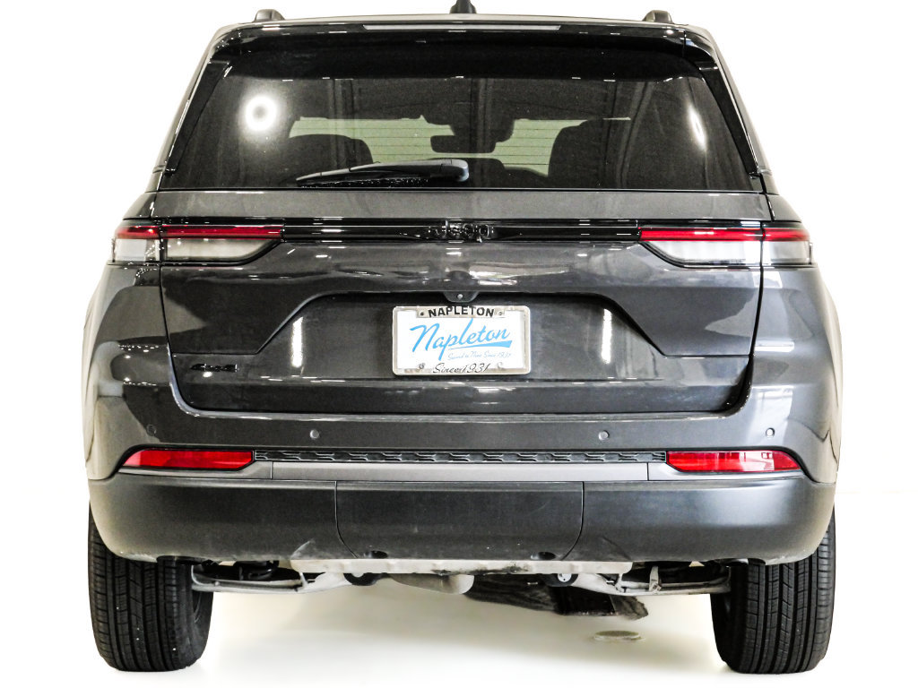 Used 2026 Jeep Grand Cherokee Altitude AWD/4WD image 8