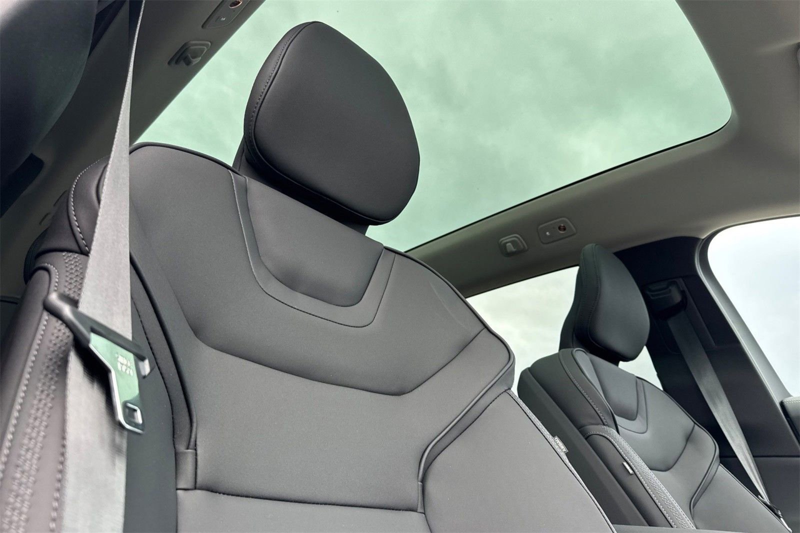 New 2025 Volvo EX90 Plus w/ Protection Package Premier image 17