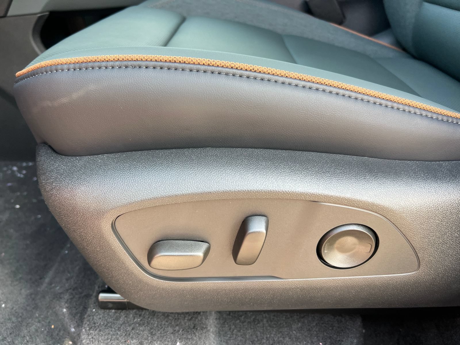 New 2027 GMC Acadia AT4 w/ Luxury Package AWD/4WD image 11