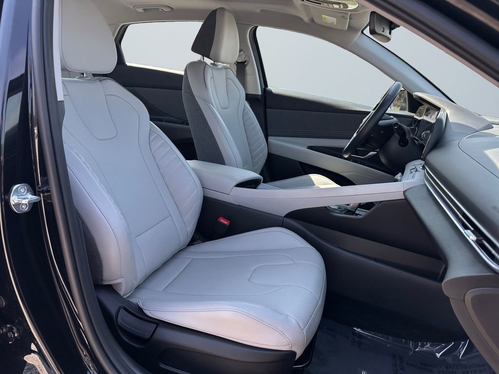 Used 2023 Hyundai Elantra Limited image 15