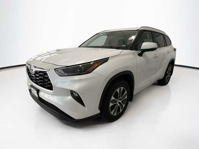 Certified 2026 Toyota Highlander XLE AWD/4WD image 3