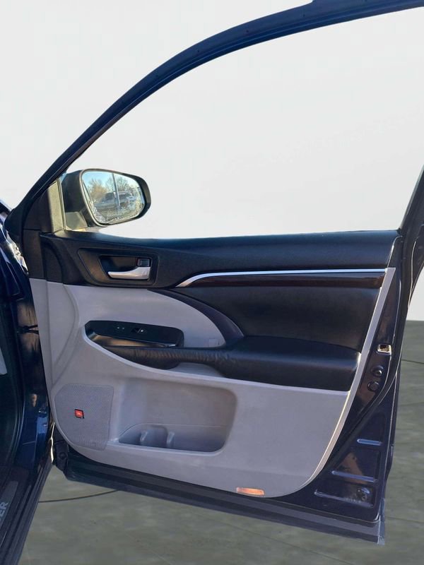 Used 2014 Toyota Highlander Limited w/ Driver Technology Package image 8