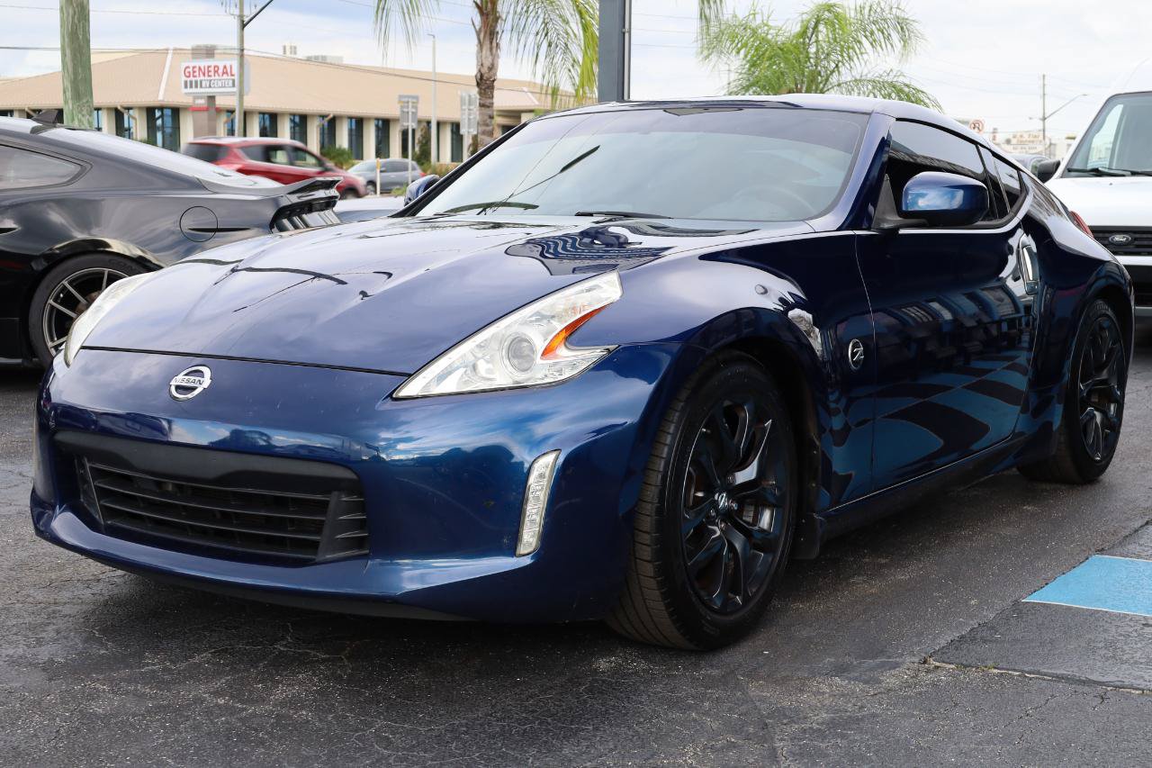 Used 2016 Nissan 370Z Coupe RWD image 2