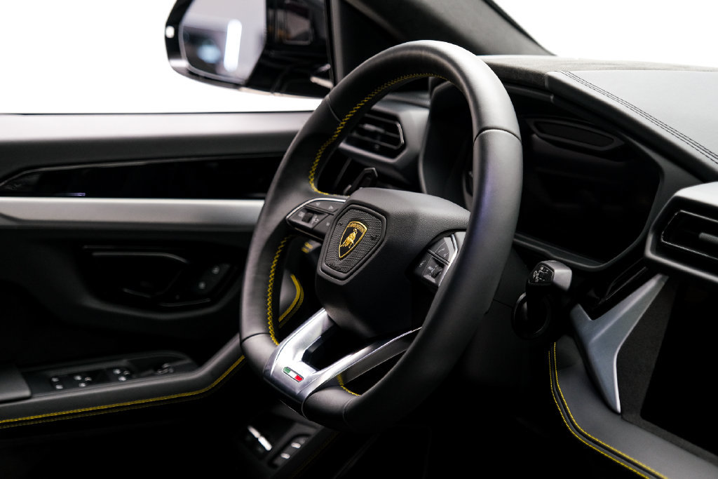 Used 2025 Lamborghini Urus SE AWD/4WD image 16