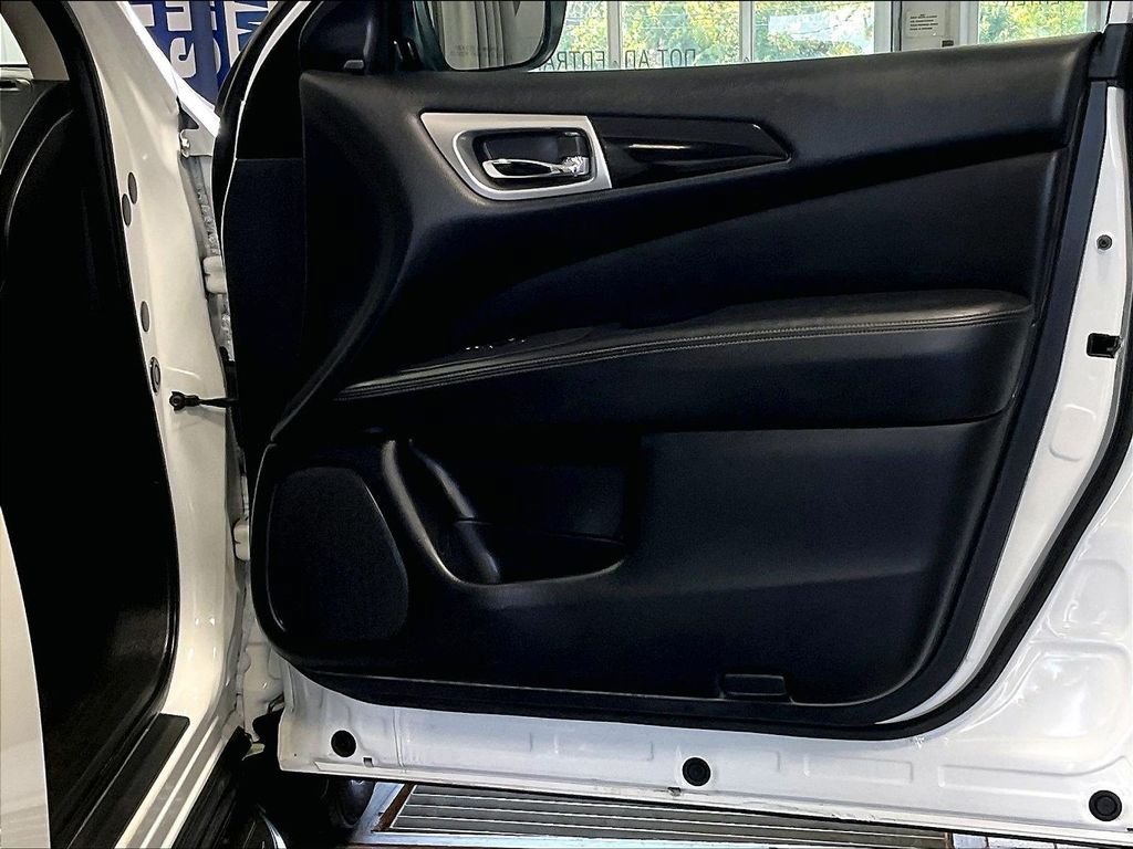 Used 2020 Nissan Pathfinder SV AWD/4WD image 12