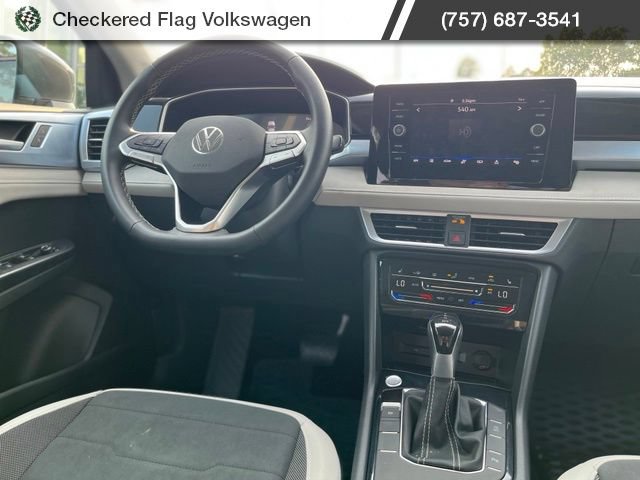 Certified 2025 Volkswagen Taos SE FWD image 28