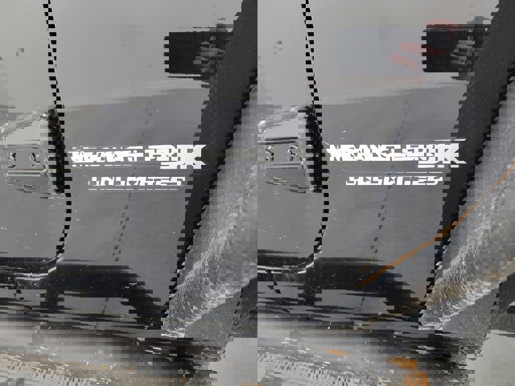 Used 2018 Jeep Wrangler Unlimited Rubicon w/ Connectivity Group image 10